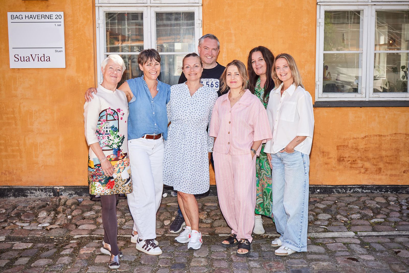 Teamet bag SuaVida STU foran huset på Bag Haverne i Køge